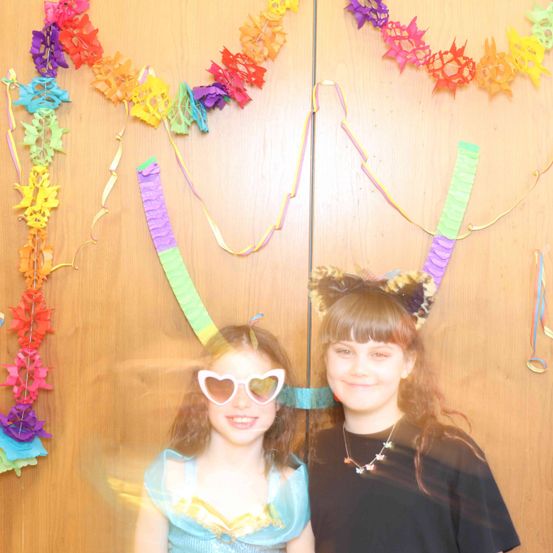 Bild enthält, Accessories, Person, Photography, Portrait, Flower Arrangement, Necklace, Glasses, Sunglasses, Child, Girl