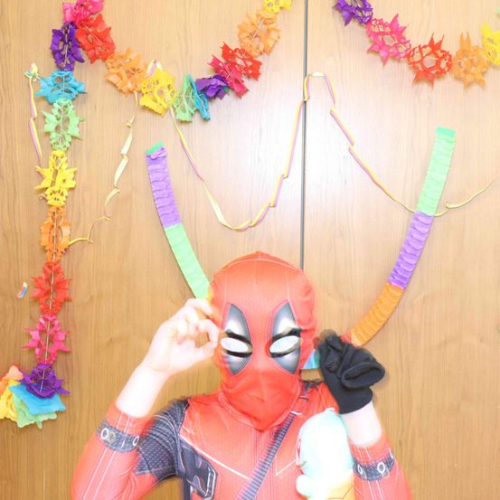 Bild enthält, Flower, Flower Arrangement, Person, Costume, Accessories, Necklace, Art, Face, Interior Design, Glove