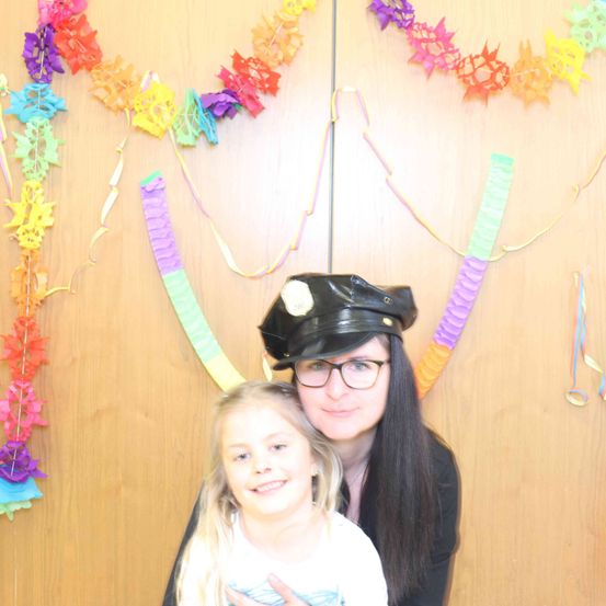 Bild enthält, Photography, Person, Portrait, People, Accessories, Glasses, Flower Arrangement, Hat, Child, Female