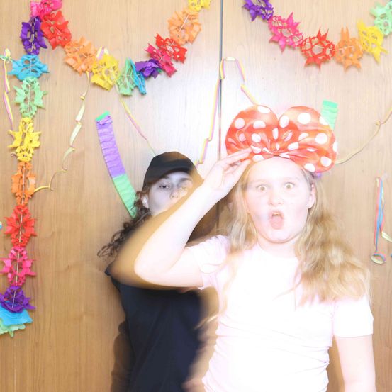 Bild enthält, Hat, Face, Head, Person, Photography, Portrait, Flower, Flower Arrangement, Accessories, People