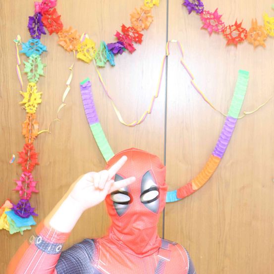 Bild enthält, Flower, Flower Arrangement, Plant, Accessories, Clothing, Glove, Person, Necklace, Costume, Ornament