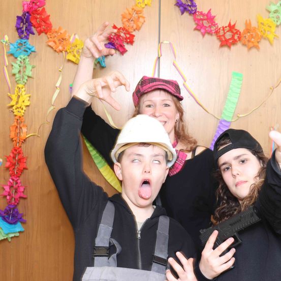 Bild enthält, Hat, Cap, Face, Head, Person, Photography, Portrait, People, Costume, Finger