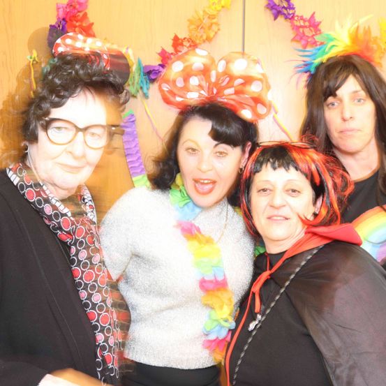 Bild enthält, Person, Photography, Portrait, Accessories, Glasses, Costume, People, Flower Arrangement, Jacket, Woman