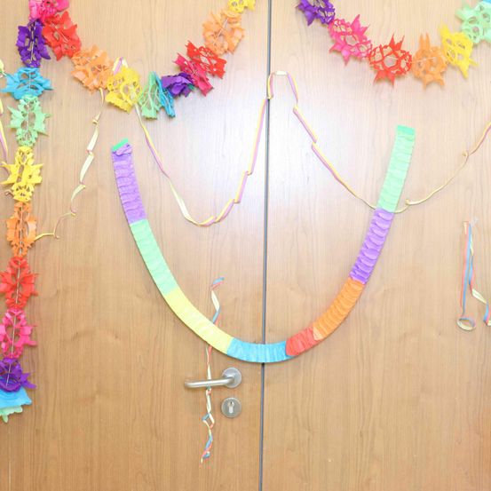 Bild enthält, Flower, Flower Arrangement, Plant, Accessories, Ornament, Art, Handicraft, Jewelry, Necklace, Text