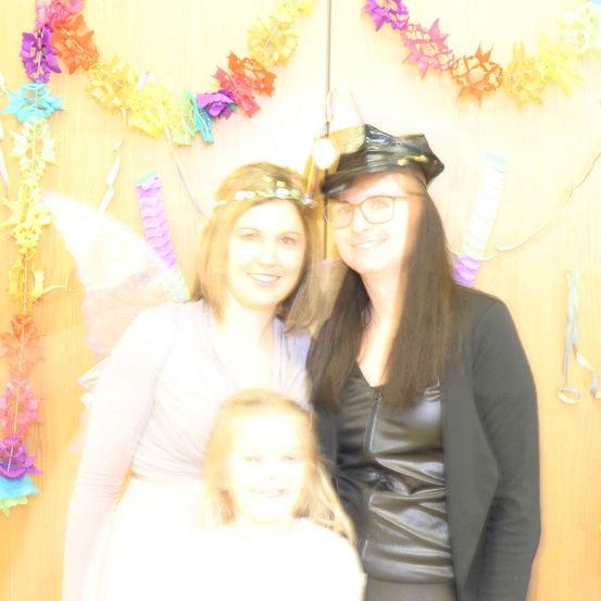 Bild enthält, Person, Photography, Portrait, People, Hat, Flower Arrangement, Accessories, Adult, Female, Woman