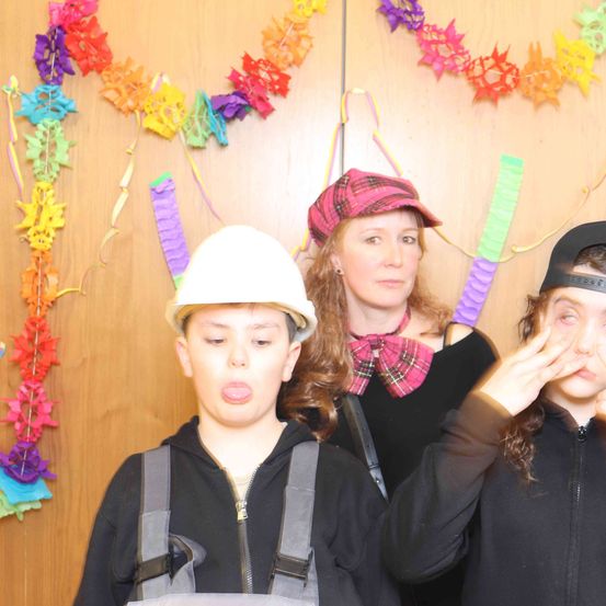 Bild enthält, Hat, Person, Photography, Portrait, Cap, People, Helmet, Adult, Female, Woman