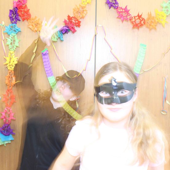 Bild enthält, Costume, Person, Face, Photography, Portrait, Flower, Flower Arrangement, Accessories, Hat, Sunglasses