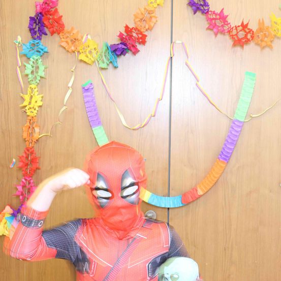 Bild enthält, Flower, Flower Arrangement, Person, Art, Handicraft, Accessories, Necklace, Face, Head, Costume