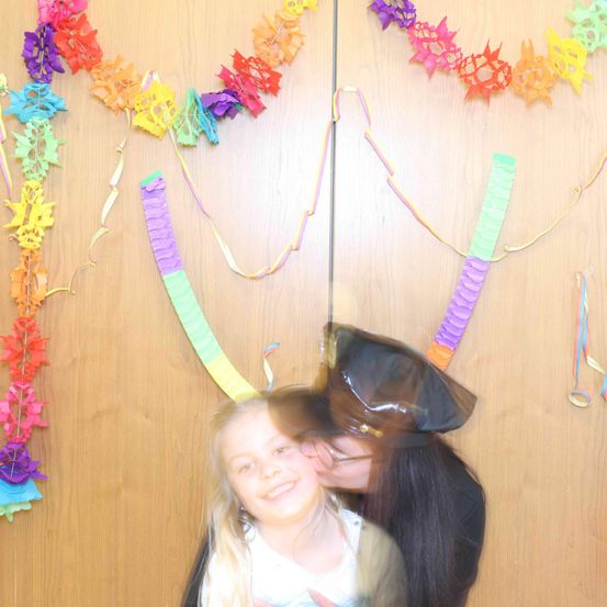 Bild enthält, Flower, Flower Arrangement, Accessories, Person, Photography, Portrait, People, Necklace, Ornament, Hat