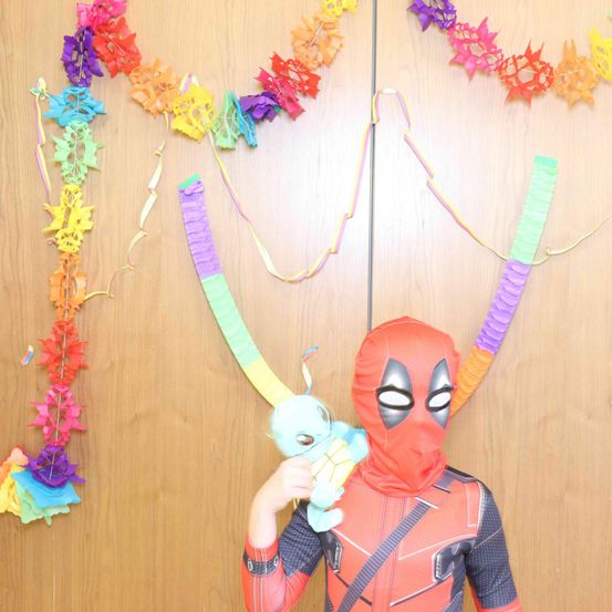 Bild enthält, Flower, Flower Arrangement, Plant, Person, Accessories, Art, Costume, Necklace, Handicraft, Head