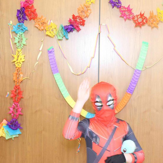 Bild enthält, Flower, Flower Arrangement, Plant, Art, Handicraft, Person, Jewelry, Necklace, Pinata, Toy