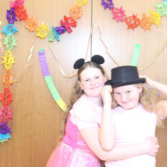 Bild enthält, Hat, Photography, Portrait, Flower, Flower Arrangement, Costume, Accessories, Purple, People, Dress