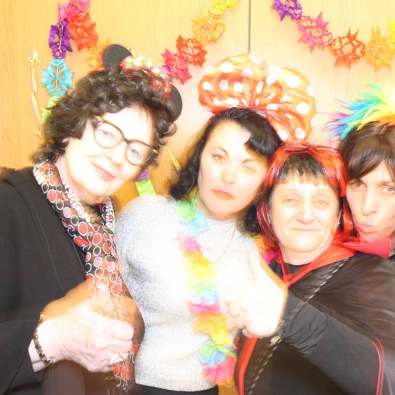 Bild enthält, Person, Photography, Portrait, Coat, Jacket, Accessories, Glasses, People, Necklace, Woman