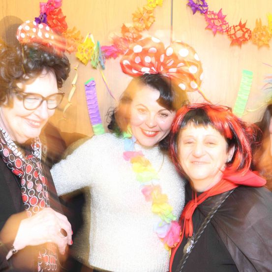 Bild enthält, Person, Photography, Portrait, Adult, Female, Woman, Costume, Flower Arrangement, Jacket, Glasses