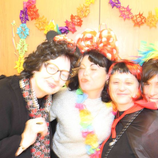 Bild enthält, Person, Photography, Portrait, Accessories, Glasses, Flower Arrangement, People, Adult, Female, Woman