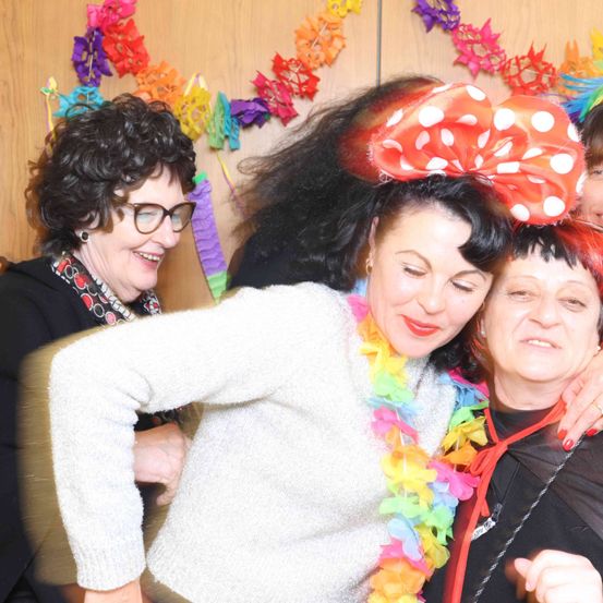 Bild enthält, Flower, Flower Arrangement, Person, Portrait, Adult, Female, Woman, People, Accessories, Costume