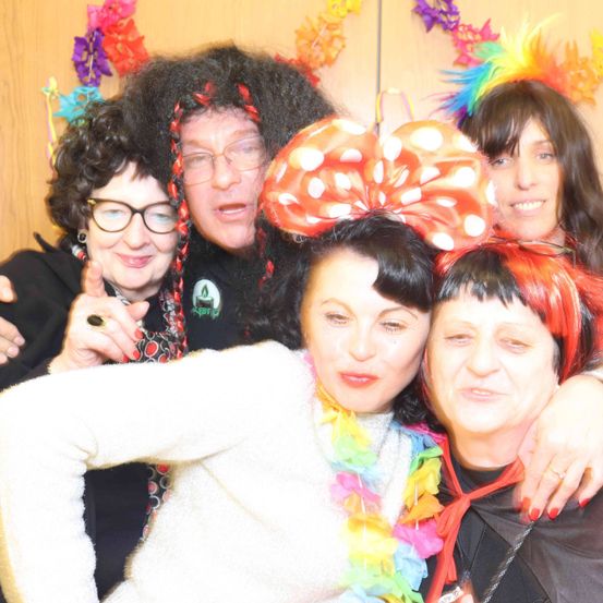 Bild enthält, Person, Photography, Portrait, Glasses, Costume, Flower Arrangement, Adult, Female, Woman, People