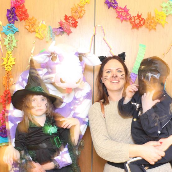 Bild enthält, Person, Photography, Portrait, People, Flower Arrangement, Costume, Hat, Adult, Female, Woman