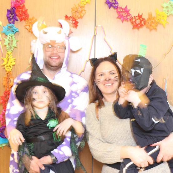 Bild enthält, Person, Photography, Portrait, Costume, Hat, People, Flower Arrangement, Adult, Female, Woman