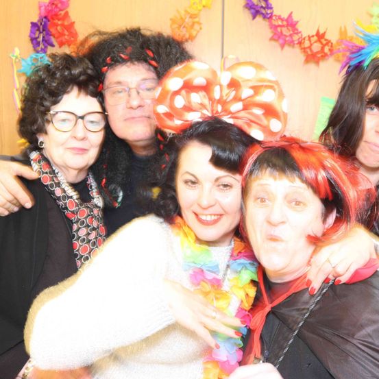 Bild enthält, Person, Photography, Portrait, Glasses, Costume, Coat, Jacket, People, Adult, Woman