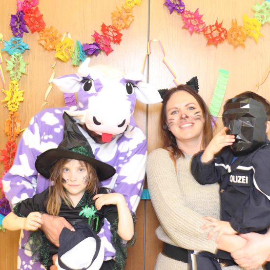 Bild enthält, Costume, Person, Photography, Portrait, Flower Arrangement, People, Adult, Female, Woman, Hat