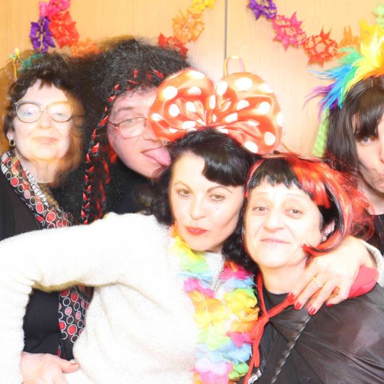 Bild enthält, Person, Photography, Portrait, Costume, Accessories, Glasses, Adult, Female, Woman, People