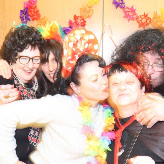 Bild enthält, Face, Person, Photography, Portrait, Accessories, Glasses, Flower, Flower Arrangement, People, Bride