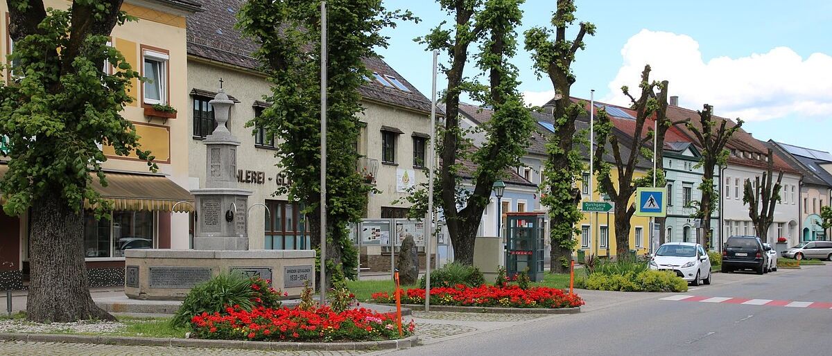 Bild enthält, Suburb, Neighborhood, Building, Housing, Car, Vehicle, House, Row House, City, Wheel