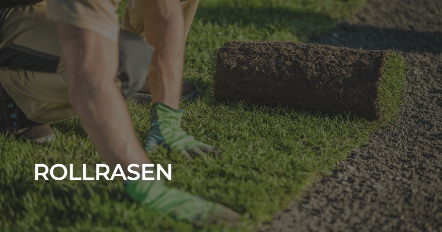 Eine Person mit Handschuhen kniet auf dem Gras und legt eine Grasrolle aus.