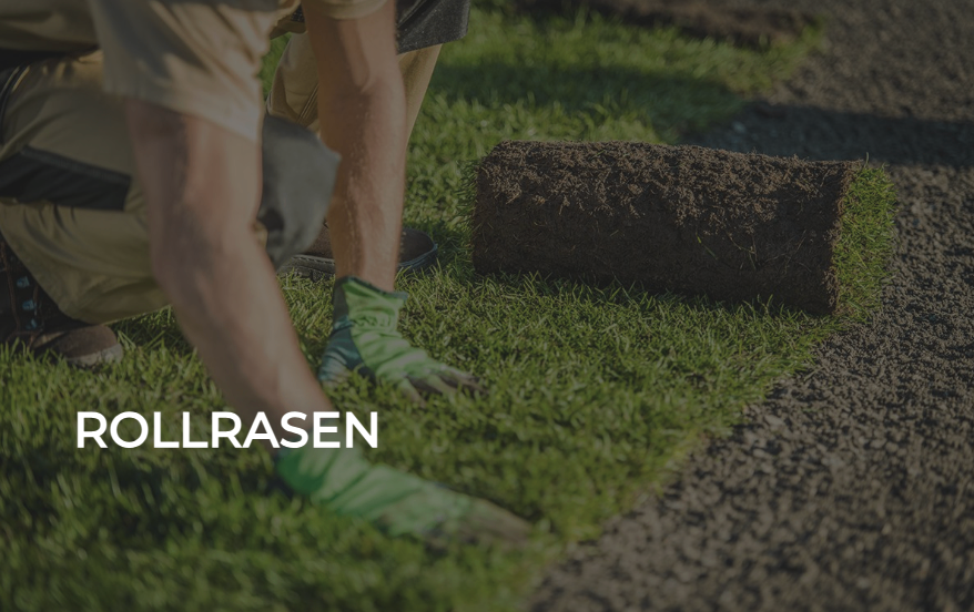 Eine Person mit Handschuhen kniet auf dem Gras und legt eine Grasrolle aus.