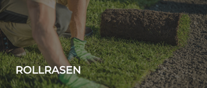 Eine Person mit Handschuhen kniet auf dem Gras und legt eine Grasrolle aus.