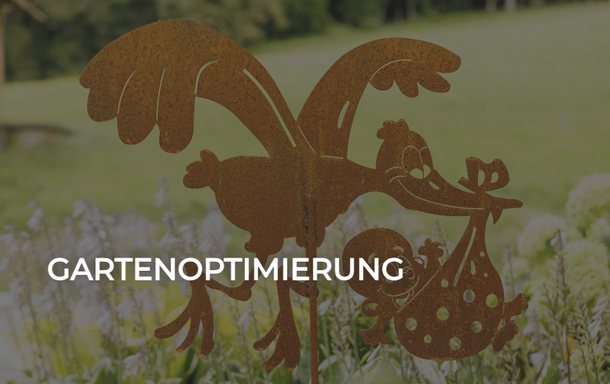 Ein Hahn mit ausgebreiteten Flügeln steht in einem Garten, umgeben von grünem Gras und Blumen. Das Bild enthält eine Textüberlagerung mit der Aufschrift 'GARTENOPTIMIERUNG'.