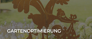 Ein Hahn mit ausgebreiteten Flügeln steht in einem Garten, umgeben von grünem Gras und Blumen. Das Bild enthält eine Textüberlagerung mit der Aufschrift 'GARTENOPTIMIERUNG'.