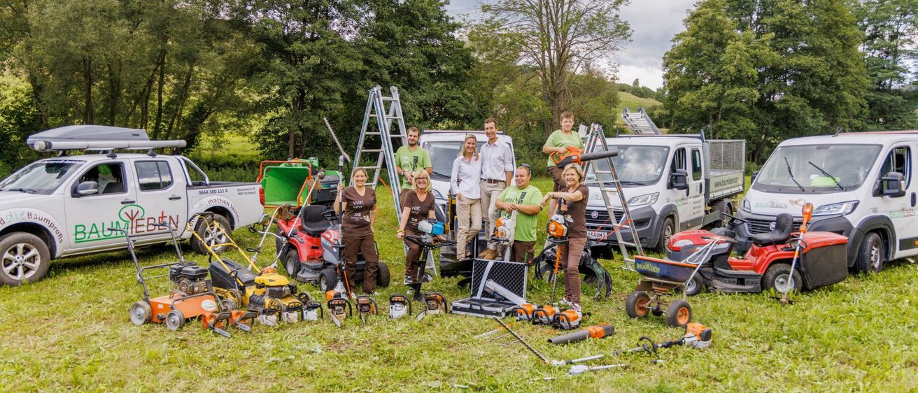 Bild enthält, Grass, Lawn, People, Person, Handbag, Truck, Pickup Truck, E-scooter, Shoe, Chair