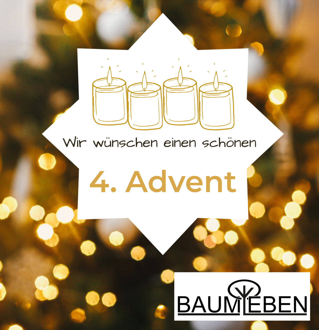 Ein Bild von vier brennenden Kerzen auf weißem Hintergrund mit Bokeh-Lichtern dahinter. Der Text lautet 'Wir wünschen einen schonen 4. Advent' und darunter befindet sich das Logo von BaumEben.
