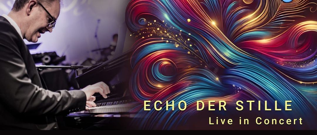 Plakat für ein Live-Konzert von Echo der Stille am 8. Januar 2026 um 19:00. Ein Pianist spielt auf der Bühne, mit farbenfrohen Federn im Hintergrund.