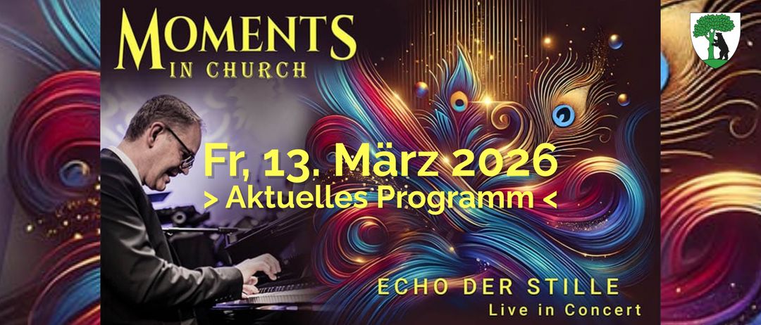 Eine Werbung für die Moments Church mit einem Pianisten, der auf einem Klavier spielt. Das Datum der Veranstaltung ist Freitag, 13. März 2026. Der Satz 'Aktuelles Programm' steht über dem Klavier.