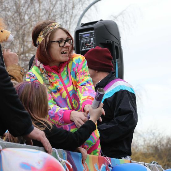 Bild enthält, Adult, Female, Person, Woman, People, Ring, Child, Girl, Male, Man