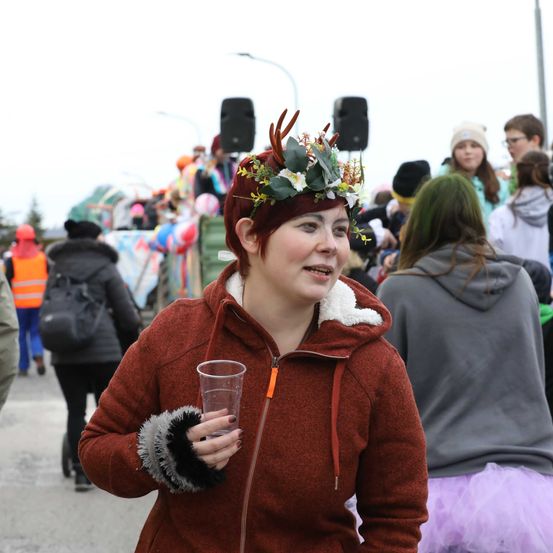 Bild enthält, Coat, Jacket, Glove, Costume, Person, Portrait, Glasses, Hat, Adult, Man