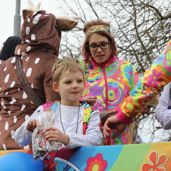 Bild enthält, People, Person, Adult, Female, Woman, Ring, Boy, Child, Male, Parade