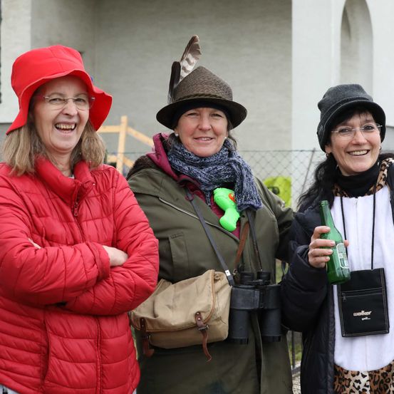 Bild enthält, Coat, Jacket, Adult, Female, Person, Woman, Hat, Cap, Scarf, Glasses