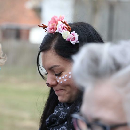 Bild enthält, Face, Head, Person, Photography, Portrait, Accessories, Sunglasses, Glasses, Flower, Petal