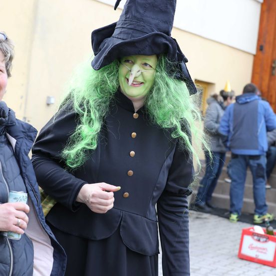 Bild enthält, Adult, Female, Person, Woman, Costume, Hair, Coat, Male, Man, Shoe