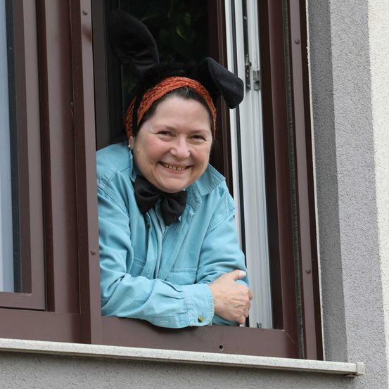 Bild enthält, Face, Head, Person, Portrait, Coat, Jacket, Happy, Smile, Hat, Window