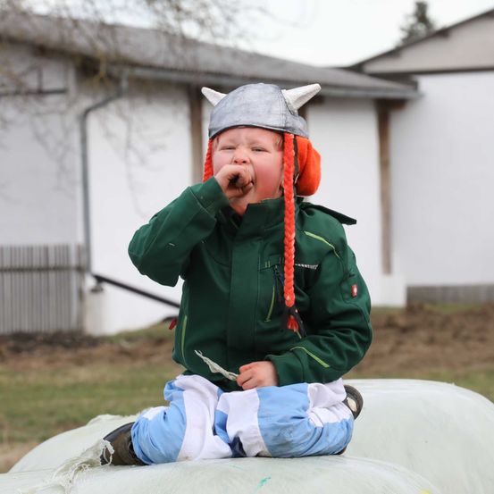 Bild enthält, Shelter, Coat, Jacket, Person, Photography, Portrait, Adult, Male, Man, Costume