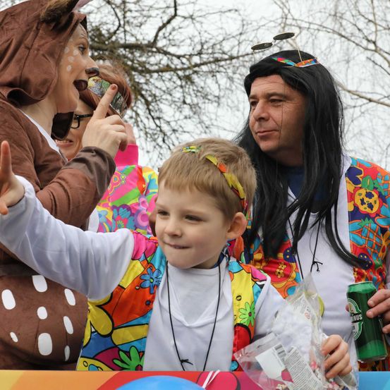 Bild enthält, People, Person, Adult, Female, Woman, Celebrating, Can, Necklace, Head, Face