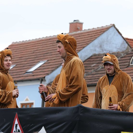 Bild enthält, Hoodie, Adult, Male, Man, Person, Housing, House, Roof, Coat