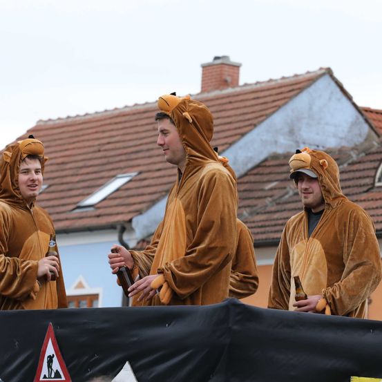 Bild enthält, Hoodie, Smoke Pipe, Housing, People, Person, House, Roof