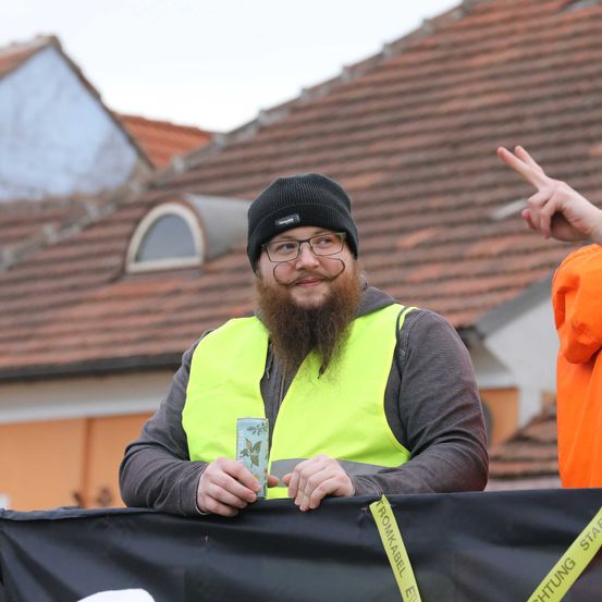 Bild enthält, Person, Worker, Hardhat, Helmet, Adult, Male, Man, Glasses, Portrait, Housing