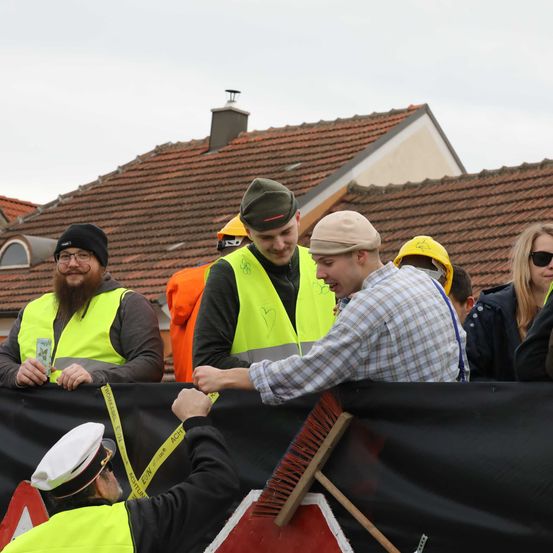 Bild enthält, Person, Worker, Roof, Helmet, Glasses, Adult, Male, Man, Hat, Woman